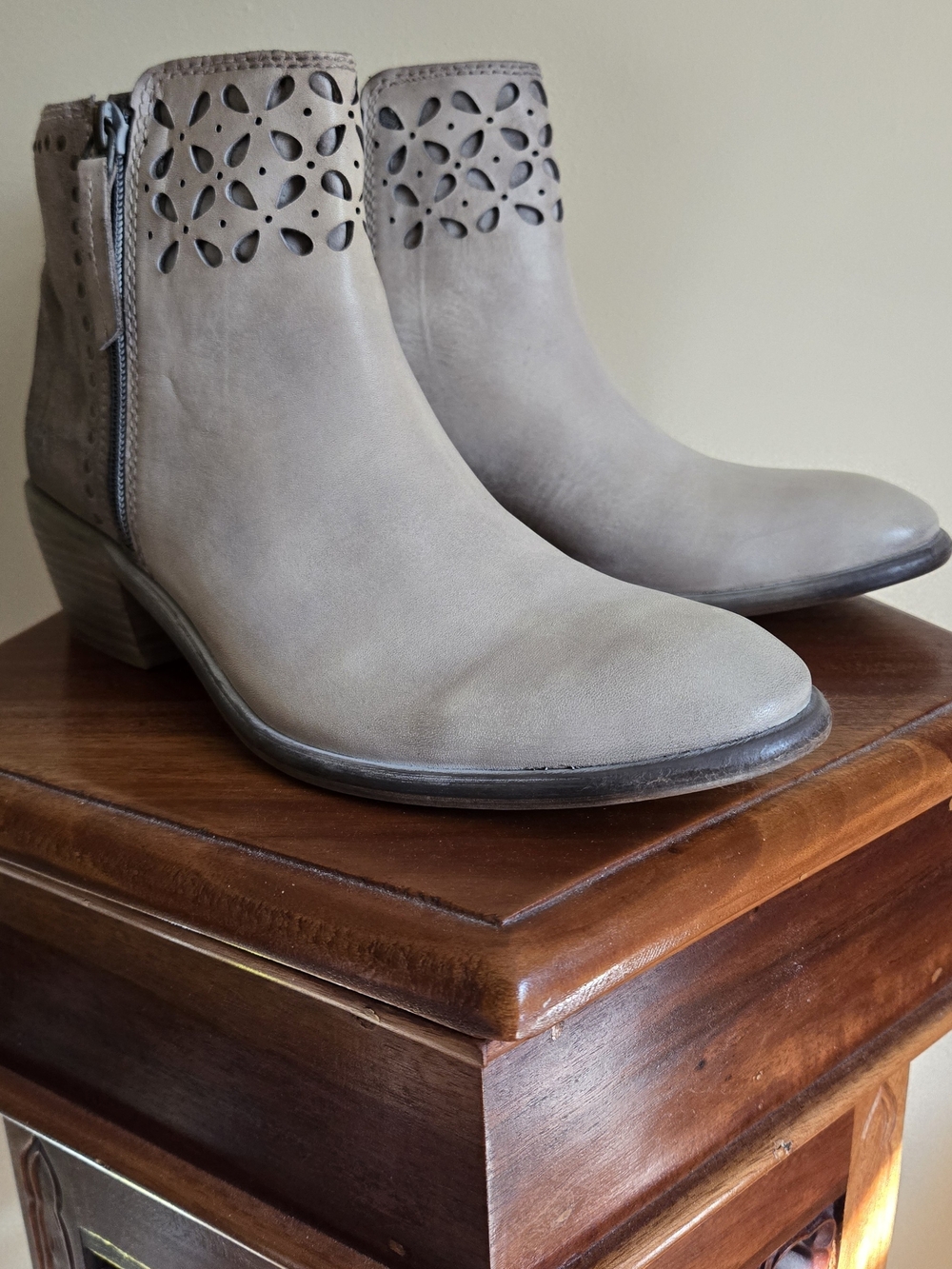 ROAN by Bed Stu Liz Cutout Leather Ankle Booties Bone Taupe Sz 8.5 Boho Western